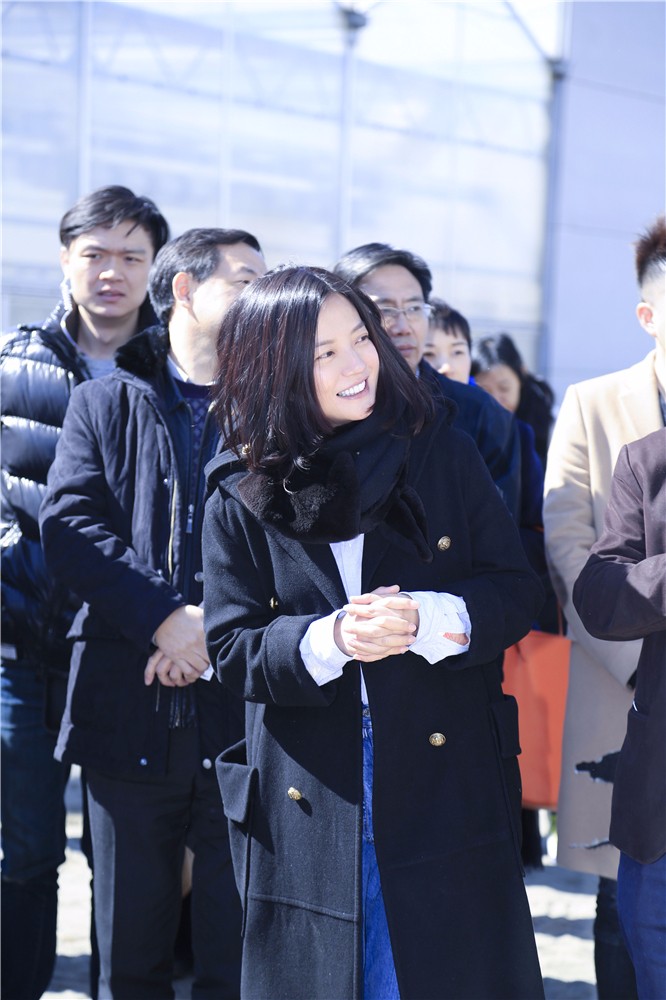 1459324441874646.jpg 導(dǎo)演趙薇心情愉悅.jpg