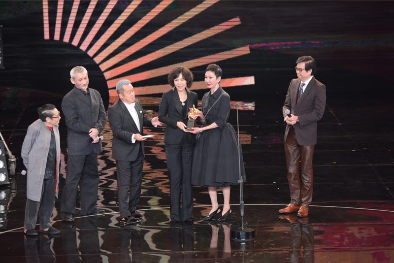 1512456206777651.jpg 《嘉年華》導(dǎo)演文晏領(lǐng)取最佳導(dǎo)演獎.jpg