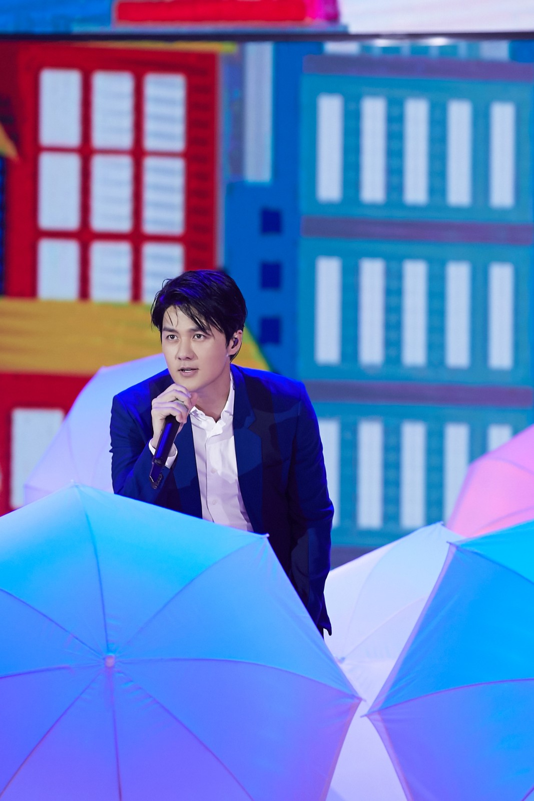 1525680787447142.jpg 吳克群獻(xiàn)唱《為你寫詩(shī)》.jpg