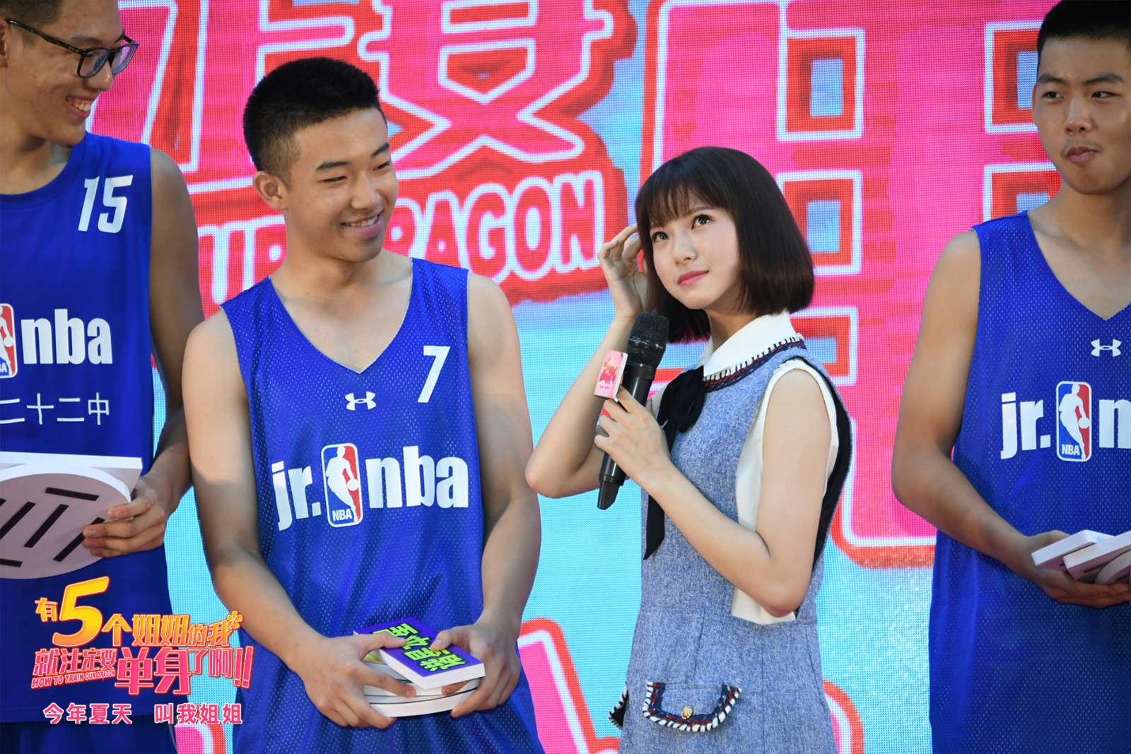 1531969757575290.jpg 項(xiàng)婕如“撩動(dòng)”籃球員弟弟.jpg